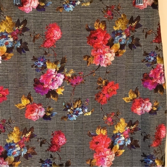 WOMEN’S plaid and floral ECI mid length skirt. Size small. - Picture 4 of 10